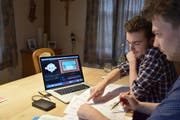 Severin (vorne) und Joachim Schönenberger arbeiteten oft lange im stillen Kämmerchen an ihrem Animationsfilm. (Bild: Timon Kobelt)