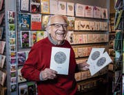Pio Krapf im Markwalder mit «seinen» Stickerei-Karten. (Bild: Ralph Ribi)