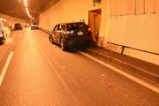 Beim Unfall entstand erheblicher Sachschaden. (Bild: Kapo SG)