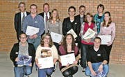 Preis-Empfänger und Redner freuen sich über die erfolgreichen Abschlüsse in den Bereichen Bauzeichner, Hochbauzeichner und Allplan CAD: (hintere Reihe von links) Ignaz Camenisch (Chefexperte Bauzeichner), Remo Sieber (Geschäftsleiter CDS), Werner Binotto (St. Galler Kantonalbaumeister), Markus Laurent, Scuol (bester Bauzeichner/Allplan, Gewinner); (mittlere Reihe von links) Markus Knöpfel, St. Gallen (Bauzeichner), Marisa Leu, Schaffhausen (Hochbauzeichnerin), Pirmin Pfister, Brigels (Allplan), Janine Kramer, Neuhausen (Allplan), Svenja Larissa Reisch, Kreuzlingen (Hochbauzeichnerin); (vordere Reihe von links) Stephanie Eugster, Heerbrugg/Berneck (Allplan), Romina Kalberer, Sargans (beste Hochbauzeichnerin/Allplan, Gewinnerin), Claudia Wettstein, Chur (Hochbauzeichnerin), Jannik Rescigno, Kreuzlingen (Allplan). (Bild: Bea Sutter)