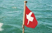 Unter der Fahne der Schweiz gleitet der Katamaran über den Bodensee.