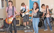 Eröffnet wurde das Schulfest durch die Rock-Gruppe Neptun. (Bild: pd)