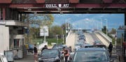 Infolge der geplanten Sperre der Rheinbrücke Au-Lustenau bleibt auch die Zollabfertigung beidseits der Brücke geschlossen. (Bild: Benjamin Manser)