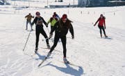 Die Schülerinnen und Schüler des Gymnasiums St. Antonius Appenzell bereiteten sich in Gonten auf ihren Start am Engadiner Skimarathon vor. (Bild: Patrick Baumann)