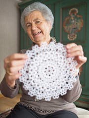 Stolz präsentiert Rosmarie Huser aus Alt St. Johann eines ihrer filigranen kunsthandwerklichen Produkte. (Bilder: Benjamin Manser)