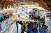 Die fünfte Toggenburger Messe in Wattwil war vor allem am gestrigen Sonntag sehr gut besucht. Die Aussteller konnten viele Gespräche mit Interessenten oder Kunden führen. (Bild: Martin Knoepfel)