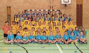 Die Mehrheit der Nachwuchsspielerinnen und -spieler lassen sich ablichten. Nicht auf diesem Vereinsbild des HC Uzwil sind die Teams der höheren Nachwuchsstufen. (Bild: PD)