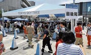 Anstehen vor dem Skytree in Tokio: Mit der App der Schweizer Firma Get Your Guide kann man sich das Warten sparen. (Bild: Alamy (11. Juli 2012))