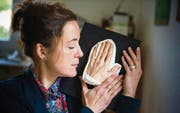 Faszination Moulage: Für Sabina Carraro, hier mit der Hand ihrer Mutter, ist die Herstellung und Konservierung von Moulagen ihr Traumberuf. (Bilder: Michel Canonica)