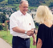 Wie Gemeindepräsident Christian Spoerlé erlaubten am Wochenende viele Ebnat-Kappler das Duzen. (Bild: PD)