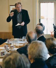 Der Leiter des Amts für Baubewilligungen, Ernst Michel, referiert am FDP-Morgenstamm. (Bild: Ralph Ribi)