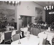 Die erste Klasse des ehemaligen Bahnhofbuffets mit den Gemälden. (Bild: Archiv Familie Kaiser)