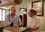 Seit über 34 Jahren kümmern sich Kurt und Vreni Schmidhauser im gleichen Salon um die Frisuren ihrer Kundschaft. Vieles im Salon ist noch so, wie es beim Einzug war. (Bild: Angela Hess)