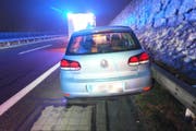 Die Autolenkerin zog sich beim Unfall leichte Verletzungen zu. (Bild: Kapo SG)