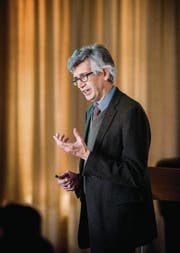 Der Pathologe Sergio Cogliatti referierte am Donnerstag im Pfarreiheim Engelburg. (Bild: Urs Bucher)