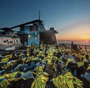 Das einzige Gold, welches die Migranten auf der Suche nach ihrem Eldorado finden, sind die Wärmedecken der Flüchtlingshilfe. (Bild: PD)