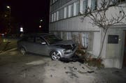 Es entstand Totalschaden am Fahrzeug und hoher Sachsachen an Verkehrsinsel und Haus. Der Lenker blieb unverletzt. (Bild: Kapo AR)