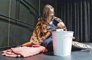 Tamara Köhn als Magd Grusche nimmt sich des Kindes an und flieht mit ihm in die Berge. Die Schergen des Fürsten sind ihr auf den Fersen. (Bild: René Schneider)