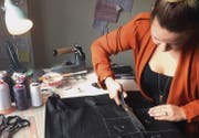 Die Thurgauer Massschneiderin Anna-Luisa Wilhelm bei der Arbeit in ihrem Atelier in Swindon westlich von London. (Bild: pd)