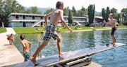 Im Obergeschoss des Schwimmbadgebäudes ist eine Gruppenunterkunft mit bis zu 52 Betten. Mit dem Ausbau ist sie auch für Kleingruppen, Familien oder Clubs geeignet. (Bilder: René Schneider)
