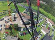 Thomas Wöllner schoss dieses Bild beim Anflug auf Wasserauen. Die vielen Autos machen ihm als Gleitschirmpiloten Sorgen. (Bild: pd/Facebook)