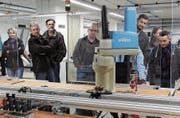 Die Besucher schauen zu, der Roboter macht die Arbeit. (Bild: PD)