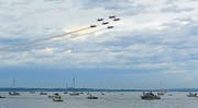 Freie Sicht: Viele Bootsbesitzer verfolgten die Show der Patrouille Suisse auf dem Wasser.