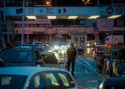 Das Gesetz richtet sich gegen Grenzgänger aus Italien, die zu Tiefst-löhnen im Tessin arbeiten. (Bild: Gabriele Putz/KEY (Chiasso, 4. Februar 2014))