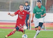 Dominik Signer (links) hatte lange nicht nur mit dem Gegner, sondern auch mit Hüftschmerzen zu kämpfen. (Bild: Mario Gaccioli)