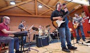 Martin Egli (Keyboard), Mino Mühlemann (Bass), Matti Fleischer (Schlagzeug), Beat Schmid (Gesang) und Fabiano Pede (Gitarre) proben im Sekundarschulhaus Grenzstrasse für ihr Konzert am kommenden Samstag im Bistro cartonage. (Bild: Manuel Nagel)