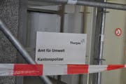 Das Gebäude des Amts für Umwelt und der Kantonspolizei ist wegen möglicher Asbestgefahr gesperrt. (Bild: Sebastian Keller)