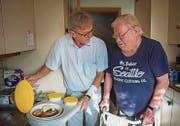 Roland Alber zeigt das Menu: Saltimbocca, Risotto, Suppe und Salat. (Bild: Andrea Stalder (Andrea Stalder))