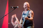 Der Berner Mundartrocker Gölä am Musikfestival "Allmend Rockt" in der Swisspor Arena in Luzern. (Bild: Keystone)