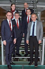 Das Leitungsteam der Appenzeller Kantonalbank mit Bankdirektor Ueli Manser (vorne links) und Bankratspräsident Roman Boutellier (vorne rechts). Die weiteren Bankleitungsmitglieder, Mitte: Alfred Inauen und Thomas Kast; hinten: Alexandra Koller und Hermann Inauen. (Bild: Roger Fuchs)