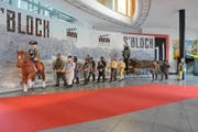 Die massiven Holzfiguren des Blochumzugs hat Weissküfer Sepp Dähler aus Trogen im Massstab 1:2 angefertigt. Sie werden nach der Filmpremiere in den Dorfläden ausgestellt und am 23. März öffentlich versteigert. Das Mindestgebot für das gesamte Ensemble beträgt 15'000 Franken. (Bild: Karin Erni)