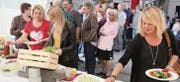 An einem Buffet konnten sich die Gäste der Jubiläumsfeierlichkeiten bedienen. (Bild: Christof Lampart)