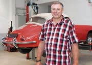 Andreas Hegelbach vor einem Porsche-Oldtimer in der Autowerkstatt von Kompass-Arbeitsintegration. (Bild: PD)