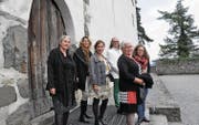 Nesa Gschwend, Ursula Cristuzzi-Müller, Barbara Nimke-Giger, Franz Bucher, Gertrud Künzler und Anna Kathrin Beck-Wörner Bösch (von links) blicken in der Ausstellung «Häutungen» künstlerisch an und hinter die Mauern des Schlosses Werdenberg. (Bild: Reto Neurauter)