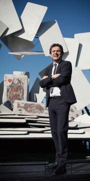 Ihm bringen Carmens Karten Glück: Michael Diem auf der Bregenzer Seebühne. (Bild: Ralph Ribi (Bregenz, 14. März 2018))