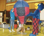 Assistiert von Globi, erleben die Schüler Experimente rund um Wärme, Sonnenenergie, Elektrizität, Treibhauseffekt und Erdöl. (Bild: PD)