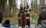 «Biber the Kid» und Pro-Natura-Praktikant Guisi vor Publikum am Murg-Altlauf. (Bild: Maria Keller)