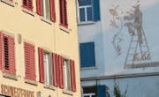 Die Fassade des «Schweizerhofs», rechts dahinter der einstige Firmensitz des Malergeschäfts Wehrli mit Wandbild. (Bild: Stefan Hilzinger)