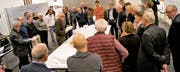 Paul Knill erläuterte anhand eines Modells die verschiedenen Themenschwerpunkte. (Bild: PD)