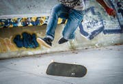 Je höher das Tempo, desto schwieriger. Nicht jeder Sprung gelingt. Skater sprechen denn auch von dem Gefühl, sich nicht beweisen zu müssen. (Bild: Urs Bucher)