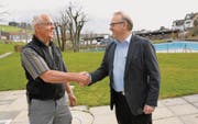 Der technische Betriebsleiter Sepp Brunner und Gemeindepräsident Andreas Gantenbein freuen sich über die Rettung «ihres» Schwimmbads. (Bild: ker)