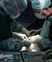 Die Bauchchirurgie soll in bestimmten Spitälern konzentriert werden. (Bild: Ulrich Baumgarten/Getty)