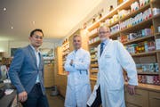 Die Spitze der Paracelsus-Klinik in der hauseigenen Apotheke: Verwaltungsratspräsident Victor Teo mit Chefarzt Geoffrey Hürtgen und dem medizinischen Direktor Thomas Rau (von links). (Bild: Ralph Ribi)