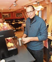 Gute Kaffeeprodukte prägen heutzutage den Umsatz. Richard Kuhn, Geschäftsleiter der Kuhn Back & Gastro AG, weiss, dass es neben guten Bohnen auch Können beim Kaffeebrühen braucht. (Bild: Urs M. Hemm)