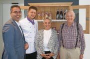 Andreas Bucher, Philipp Wettach, Milly Haug und Karl Leuch vor einer Kommode, in der «Chez Grand Maman»-Produkte ausgestellt sind. (Bild: Chris Gilb)