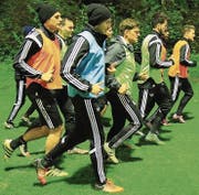 Stjepan Vuleta (vorne im blauen Shirt) trainiert und spielt seit dieser Saison beim Zweitligisten FC Buchs. (Bild: Robert Kucera)